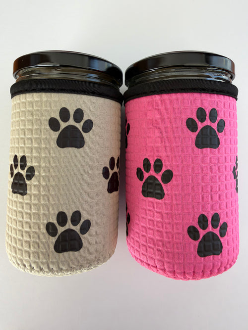 Zwei Gläser mit Neoprenhüllen im Pfotenmuster in Grau und Pink