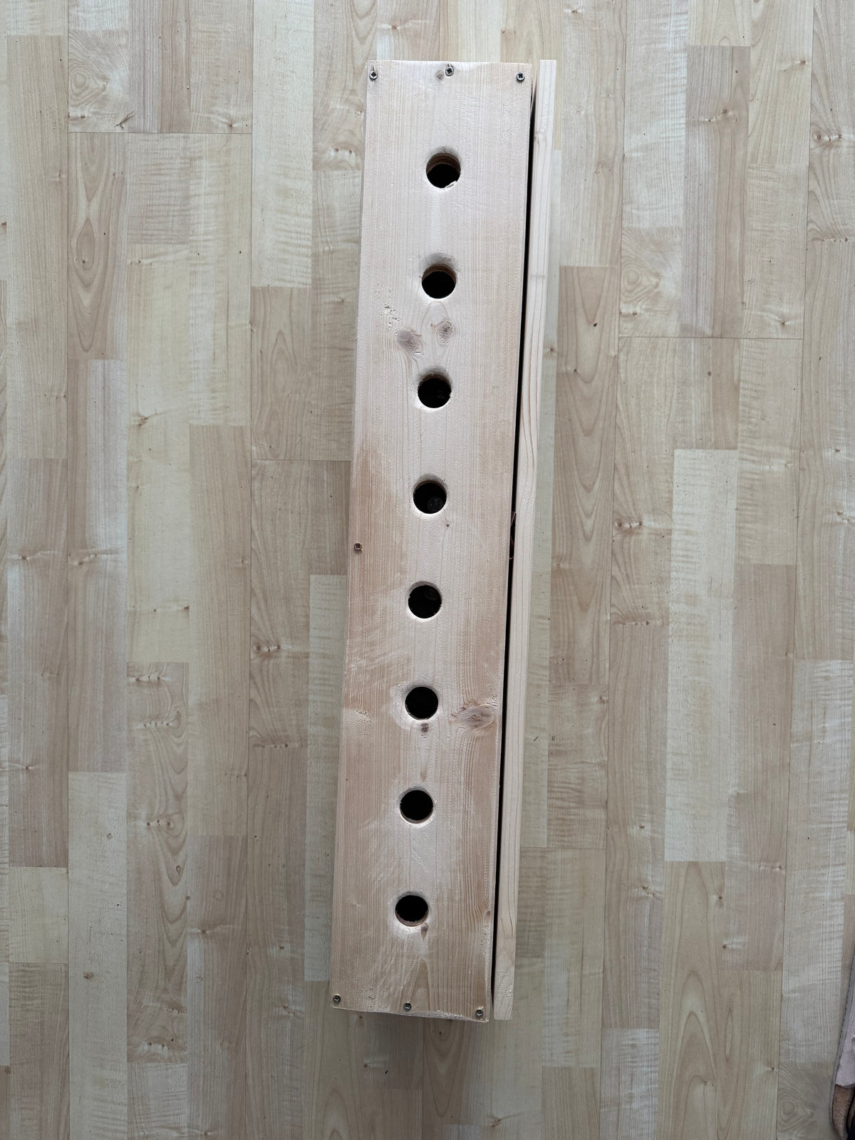 Suchboard aus Holz mit acht Öffnungen im Deckel
