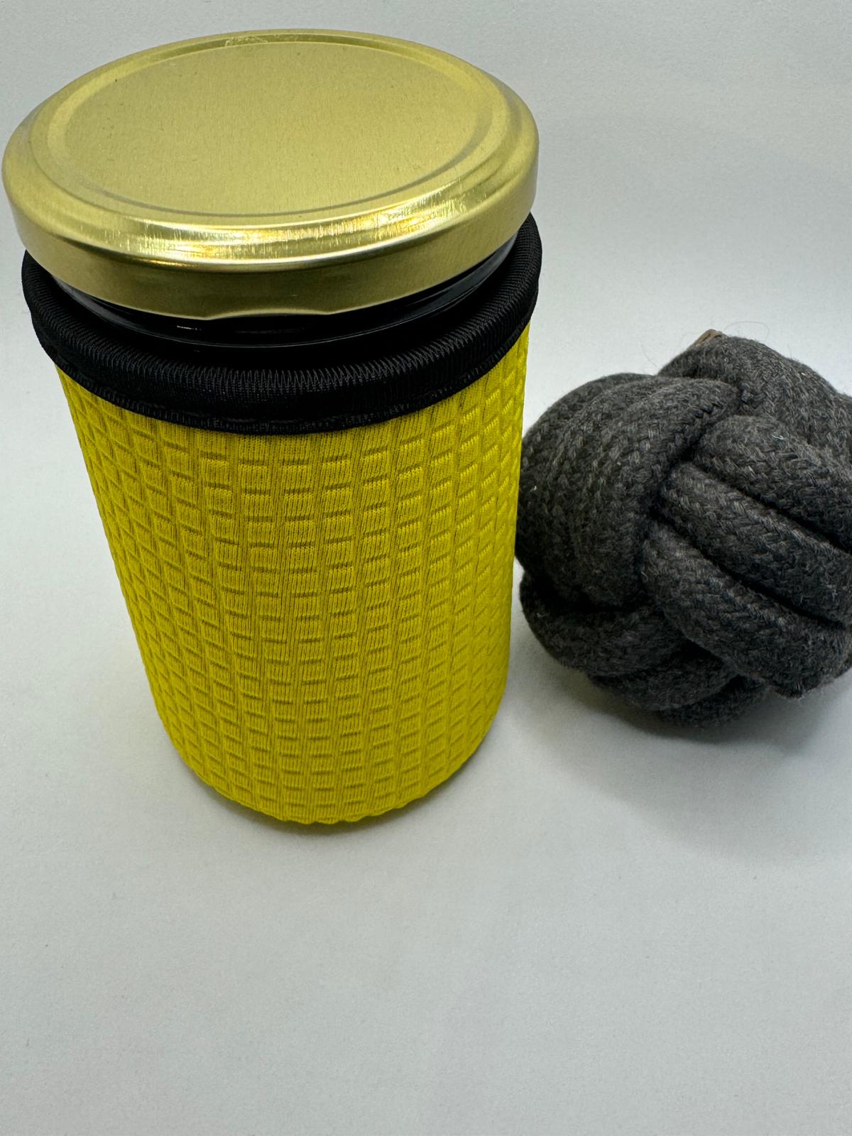 Glas mit Neoprenhülle in Gelb
