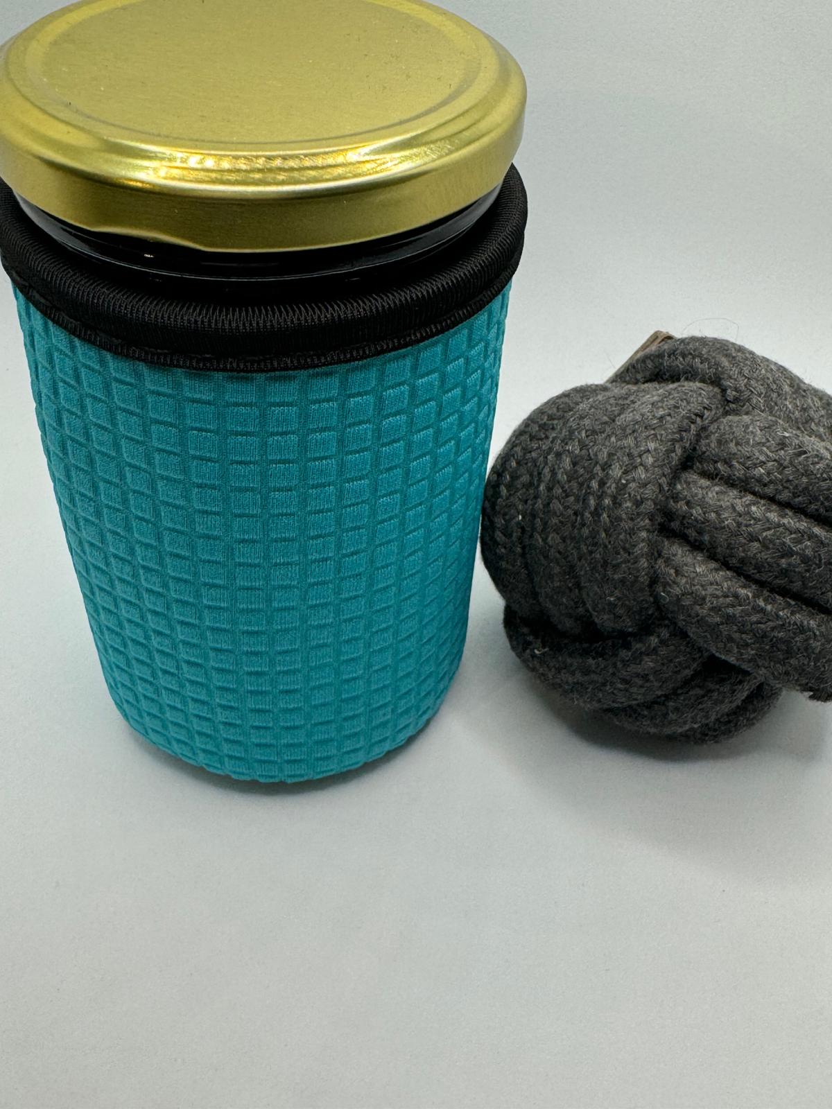 Glas mit Neoprenhülle in Türkis
