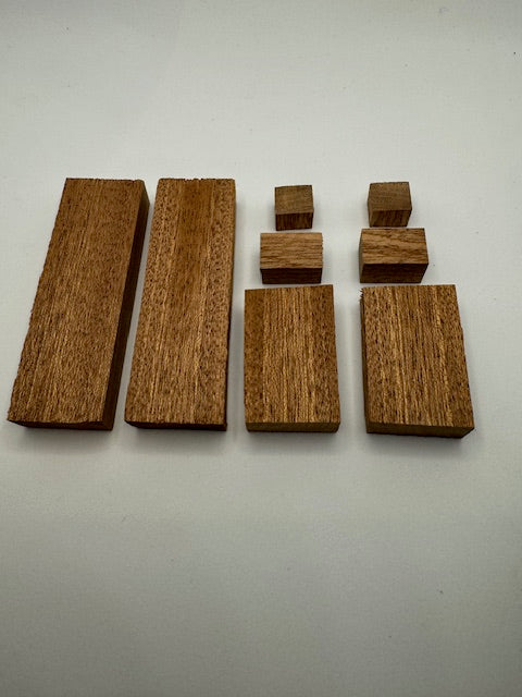 Suchgegenstand Holz 8-teilig: Set aus Holzstücken in verschiedenen Größen
